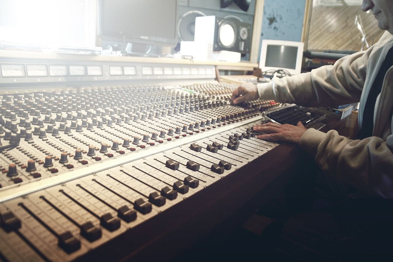 Image d'une table de mixage dans un studio de radio avec un réalisateur