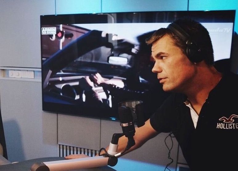 Cédric Godart dans le studio radio de Pure FM en 2016